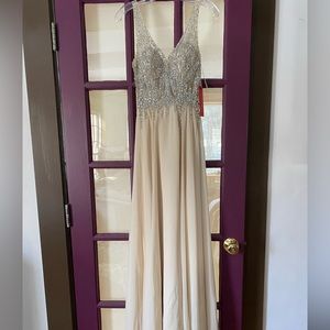 Brand new with tags!!! Never worn before beautiful champagne prom dress!!